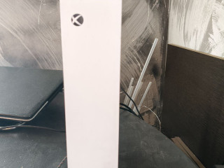 xbox-series-s-v-xorosem-sostoianii-ne-gliucit-ne-greetsia-rassmotriu-variant-obmena-na-pk-ili-sistemny