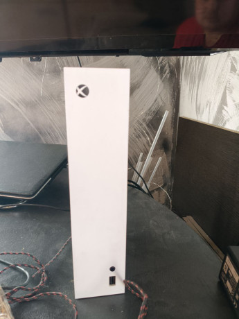 xbox-series-s-v-xorosem-sostoianii-ne-gliucit-ne-greetsia-rassmotriu-variant-obmena-na-pk-ili-sistemny-big-0