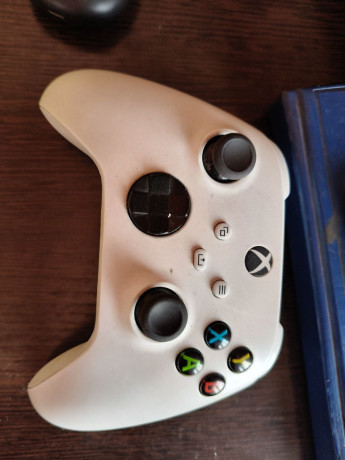 xbox-series-s-v-xorosem-sostoianii-ne-gliucit-ne-greetsia-rassmotriu-variant-obmena-na-pk-ili-sistemny-big-1