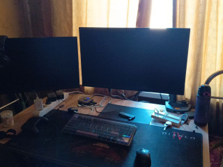 polnyi-setap-pk-s-besprovodnoi-periferiei-i-dvumia-monitorami