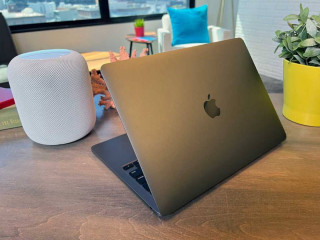 mak-buk-pro-s-tacbarom