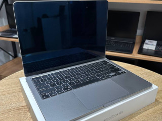 macbook-air-m2-ne-rabocii