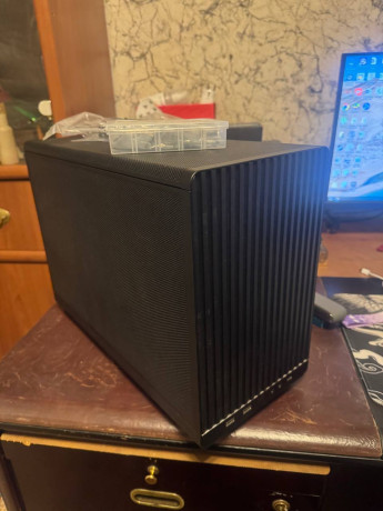 prodam-korpus-lian-li-a3-matx-black-bu-propylesosil-no-zelatelno-produt-vse-porty-rabotaet-big-0