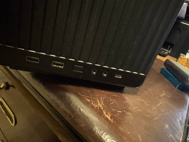 prodam-korpus-lian-li-a3-matx-black-bu-propylesosil-no-zelatelno-produt-vse-porty-rabotaet-big-1