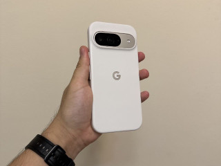 v-idealnom-sostoianii-korobka-i-doki-est-est-zashhitnoe-steklo-i-originalnyi-cexol-ot-google