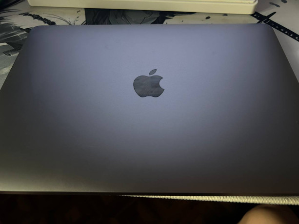macbook-air-m1-8256-serogo-cveta-big-0