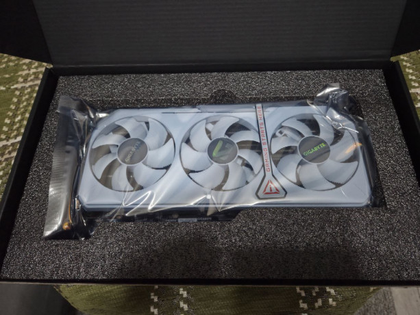 prodaetsia-videokarta-rx-9070-xt-gigabyte-gaming-oc-ice-belaia-big-1