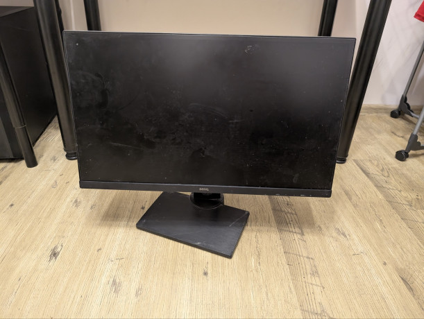 prodaiu-monitor-benq-fhd-60-gerc-udobnaia-noga-polnostiu-rabocii-no-s-kockoi-na-poverxnosti-ekran-big-0