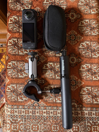prodam-eksn-kameru-insta-360-x4-vmeste-s-bike-bundle-korobka-vsia-komplektaciia-tripod-sostoianie-big-1