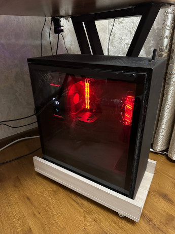 prodaiu-igrovoi-kompiuter-s-dvumia-monitorami-oba-ustanovleny-na-kronsteinax-big-2