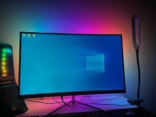 izognutyi-monitor-eaget-v-komplekte-provody-display-port-hdmi