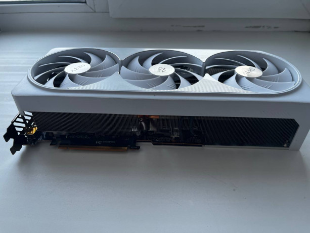 videokarta-rtx-4080-big-1