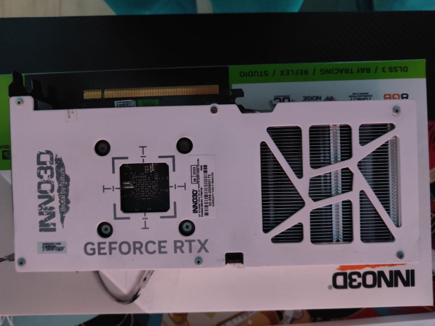 inno3d-rtx-4060-twin-x2oc-white-big-1