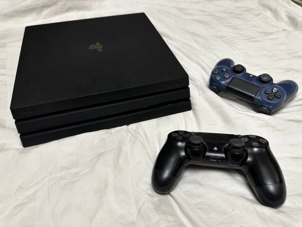 v-prodaze-komplektom-1sony-playstation-4-pro-1tb-big-0