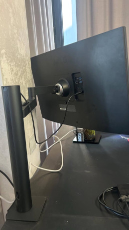 lg-27qn880-b-ips-qhd-s-firmennym-ergo-kronsteinom-ocen-udoben-dlia-rabocego-setapa-big-1