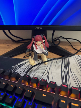 anime-figurki-dlia-vasego-kompiuternogo-stola-sistemnogo-bloka-videokarty-big-4