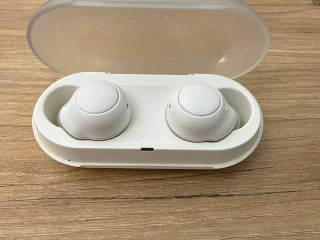 nausniki-sony-wf-c500-s-sumodavom