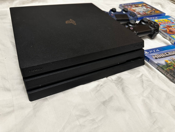 v-prodaze-komplektom-1sony-playstation-4-pro-1tb-big-1