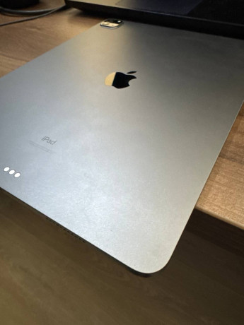 prodaiu-ipad-pro-129-5-e-pokolenie-cip-m1-128-gb-est-zashhitnoe-steklo-na-displee-big-1