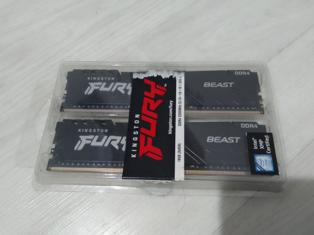 komplekt-plasek-pamiati-kingston-na-16-gb-ddr4-big-0