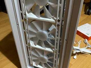 kulery-dlia-korpusa-4st-belye-cougar-novye-3-pin-snial-s-novogo-korpusa-mne-ne-nuzny