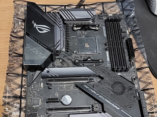 materinskaia-plata-asus-rog-strix-x570-f