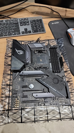 materinskaia-plata-asus-rog-strix-x570-f-big-0