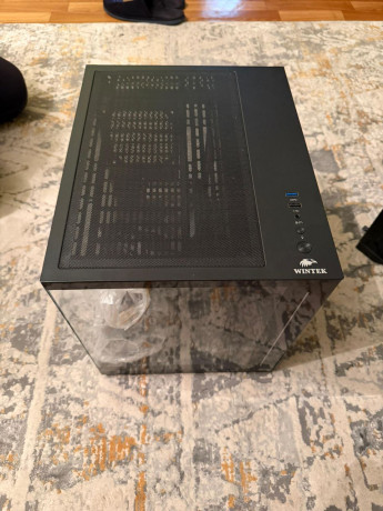 prodam-dva-otlicnyx-kompiuternyx-korpusa-v-cernom-cvete-stilnyi-akvarium-i-klassiceskii-mid-towe-big-4