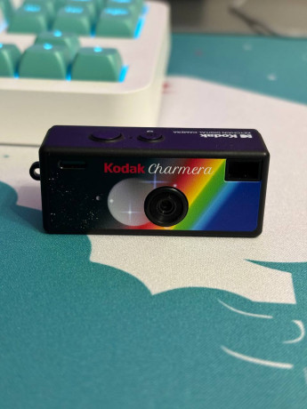 mini-kamera-kodak-charmera-original-ne-poddelka-privezli-iz-ssa-sd-karta-sandisk-32gb-v-komplekt-big-1