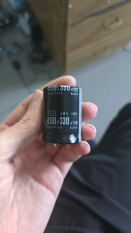 dve-stuki-takix-kondensatorov-ili-lucse-500v-330mkf-big-0