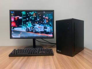 kompiuter-bystro-vkliucaetsia-i-rabotaet-bez-tormozov-v-novom-kompaktnom-korpuse-vysota-35-sm-dlin