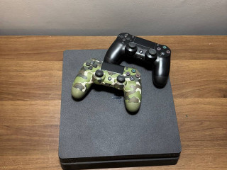 prodam-sony-playstation-1-tb-s-dvumia-dzoistikami