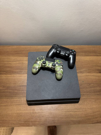 prodam-sony-playstation-1-tb-s-dvumia-dzoistikami-big-0