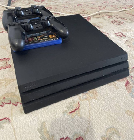 ps4-pro-na-1tb-s-igrami-big-0