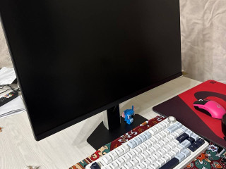 redmi-g24-240hz-na-ustoicivoi-nozke