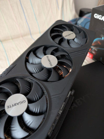 videokarta-gigabyte-rx7800-xt-big-2