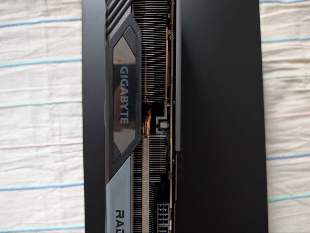 videokarta-gigabyte-rx7800-xt-big-3