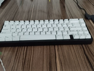 kratkostoiat-svitci-coconut-lattesmazanykorpus-lucky65-v2alium-korpusabs-keycaps