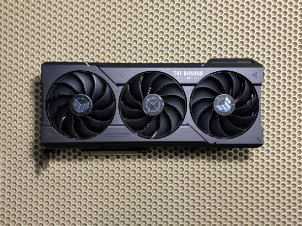 videokartu-asus-tuf-rtx-4070-super-big-0
