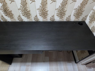 prodam-astana-stol-ikea-micke-v-xorosem-sostoianii-cernyi-1425075est-kabel-kanal-vnutri-dlia