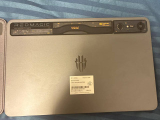 red-magic-pro-snapdragon-8-gen-3-16512-144-gerc-ekran