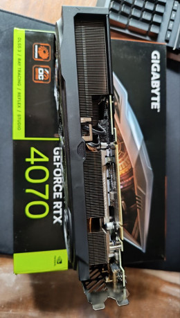 prodam-videokartu-gigabyte-geforce-rtx-4070-windforce-oc-12-gb-big-1