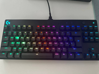 prodam-klaviaturu-logitech-g-pro-smazanaia-otsutstvuiut-nozki-i-poterty-nekotorye-knopki