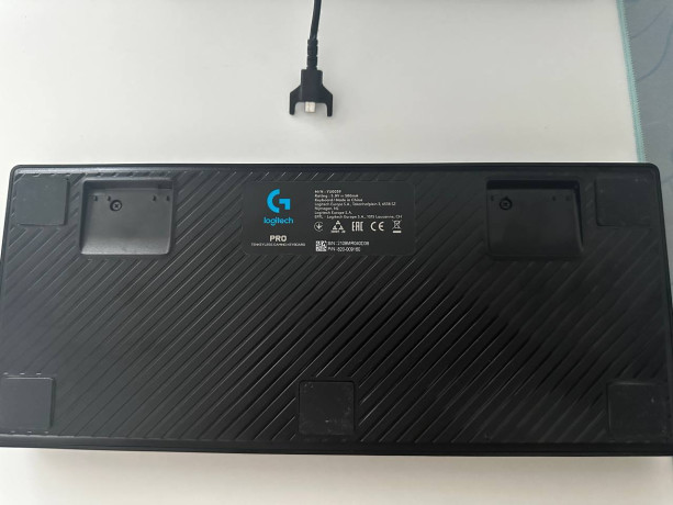 prodam-klaviaturu-logitech-g-pro-smazanaia-otsutstvuiut-nozki-i-poterty-nekotorye-knopki-big-1