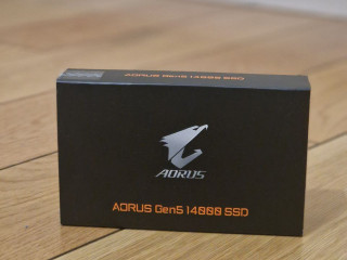 samyi-bystryi-ssd-na-dannyi-moment-skorost-cteniia-14500-mbs-skorost-zapisi-12700-mbs-ssd