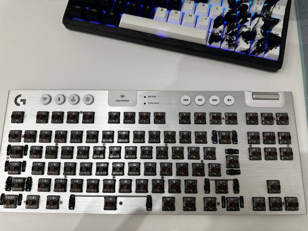 prodam-klaviatury-logitech-g915-tkl-big-1
