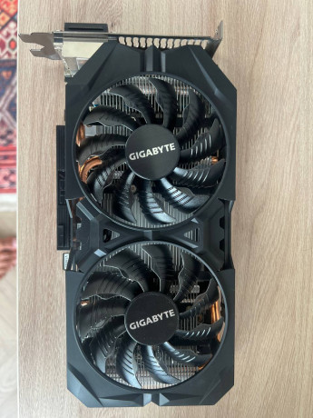 dve-video-karty-gigabyte-windforce-ati-radeon-r9-380-192-bit-4gb-big-1