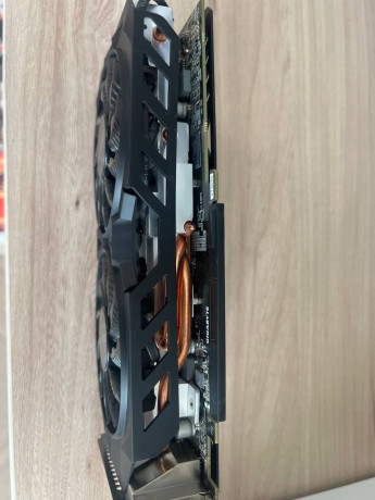 dve-video-karty-gigabyte-windforce-ati-radeon-r9-380-192-bit-4gb-big-2