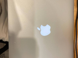 prodaiu-macbook-air-13-model-a1466-early-2015-nadeznyi-i-kompaktnyi-noutbuk-dlia-uceby-raboty
