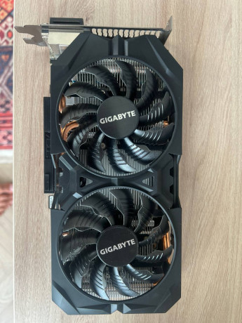 dve-video-karty-gigabyte-windforce-ati-radeon-r9-380-192-bit-4gb-big-1
